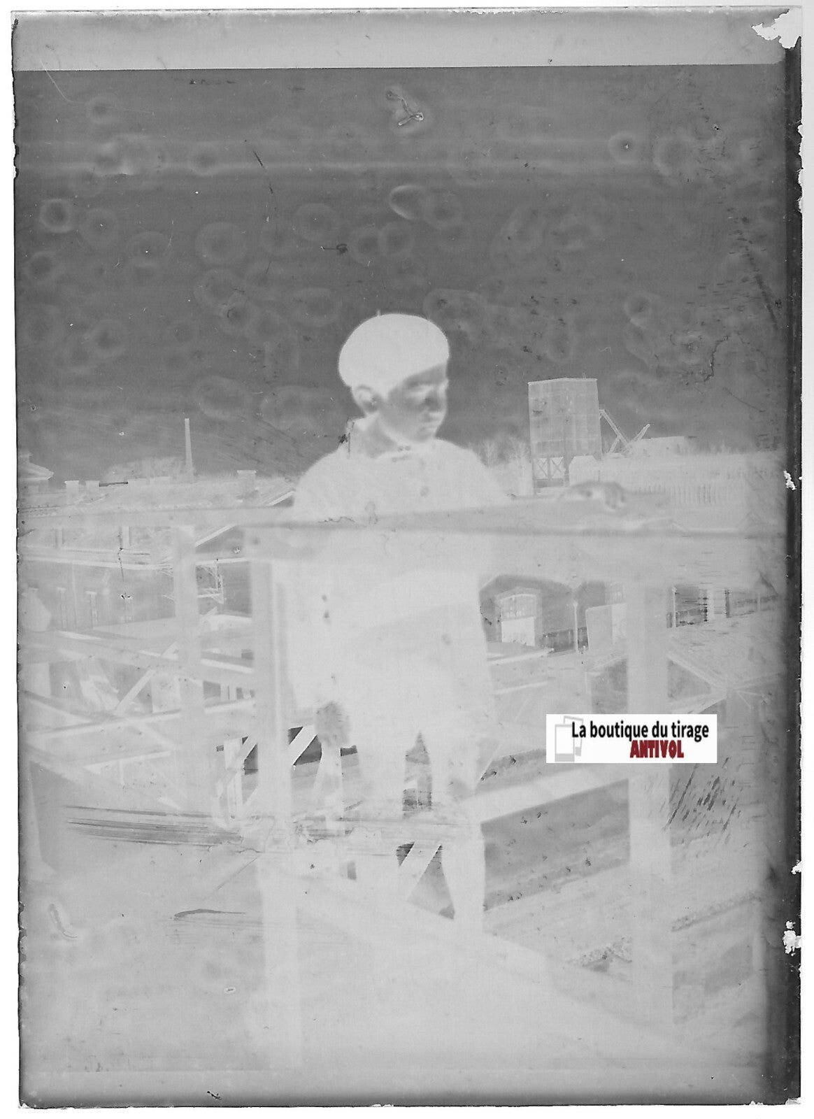 Usine, garçon, Plaque verre photo ancienne, négatif noir & blanc 6x9 cm