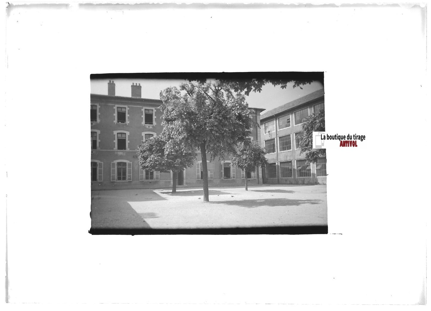 Plaque verre photo ancienne positif noir et blanc 13x18 cm Besançon cour d'école