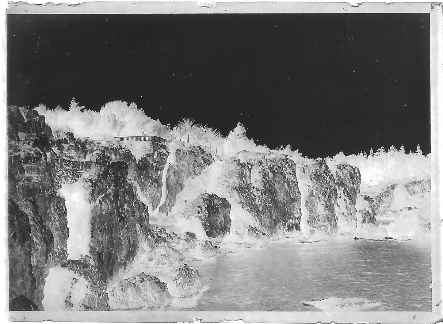Plaque verre photo négatif noir et blanc 6x9 cm mer Provence crique paysage