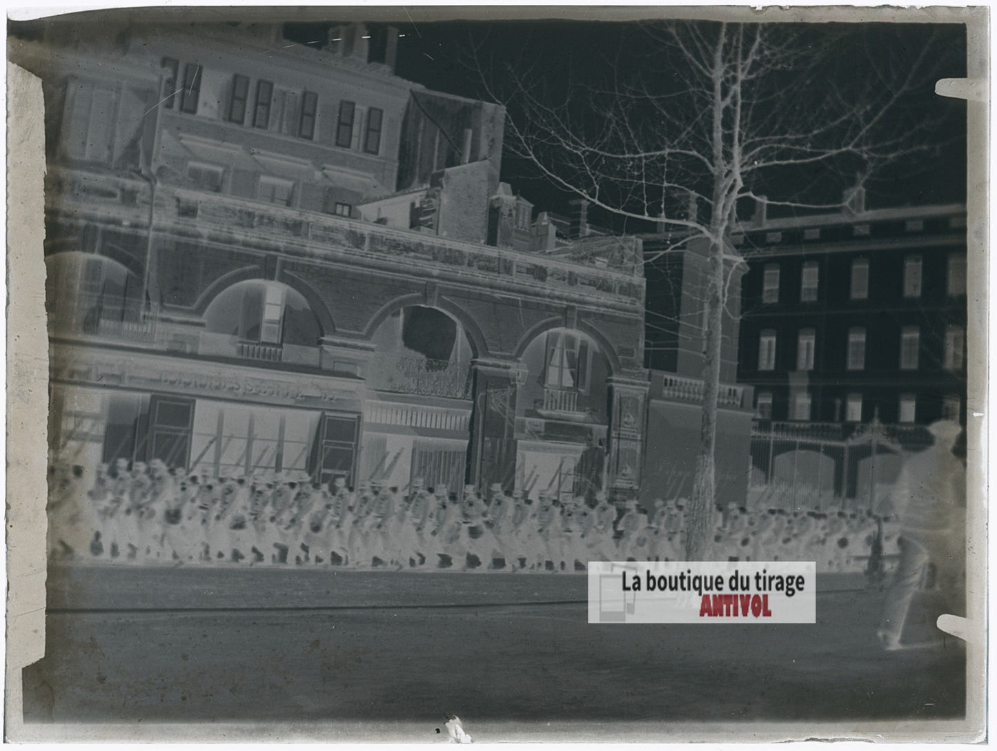 Défilé militaire en ville, soldats, plaque verre photo ancienne, négatif 9x12 cm
