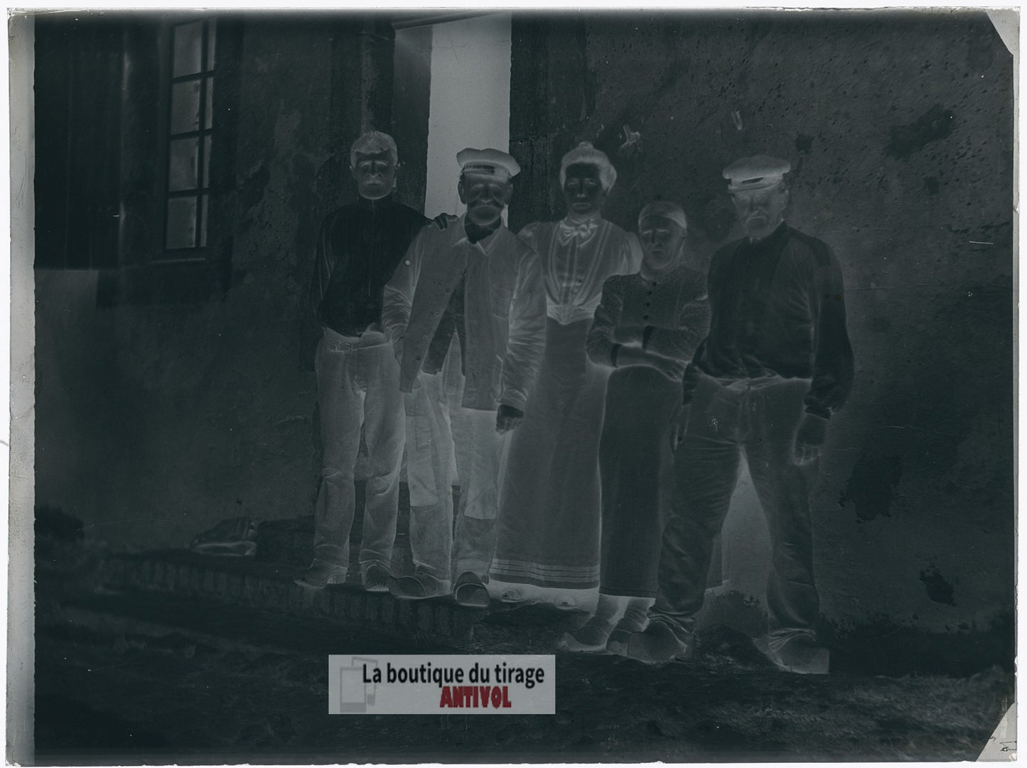 Famille de fermiers, maison, plaque verre, photo ancienne, négatif 9x12 cm