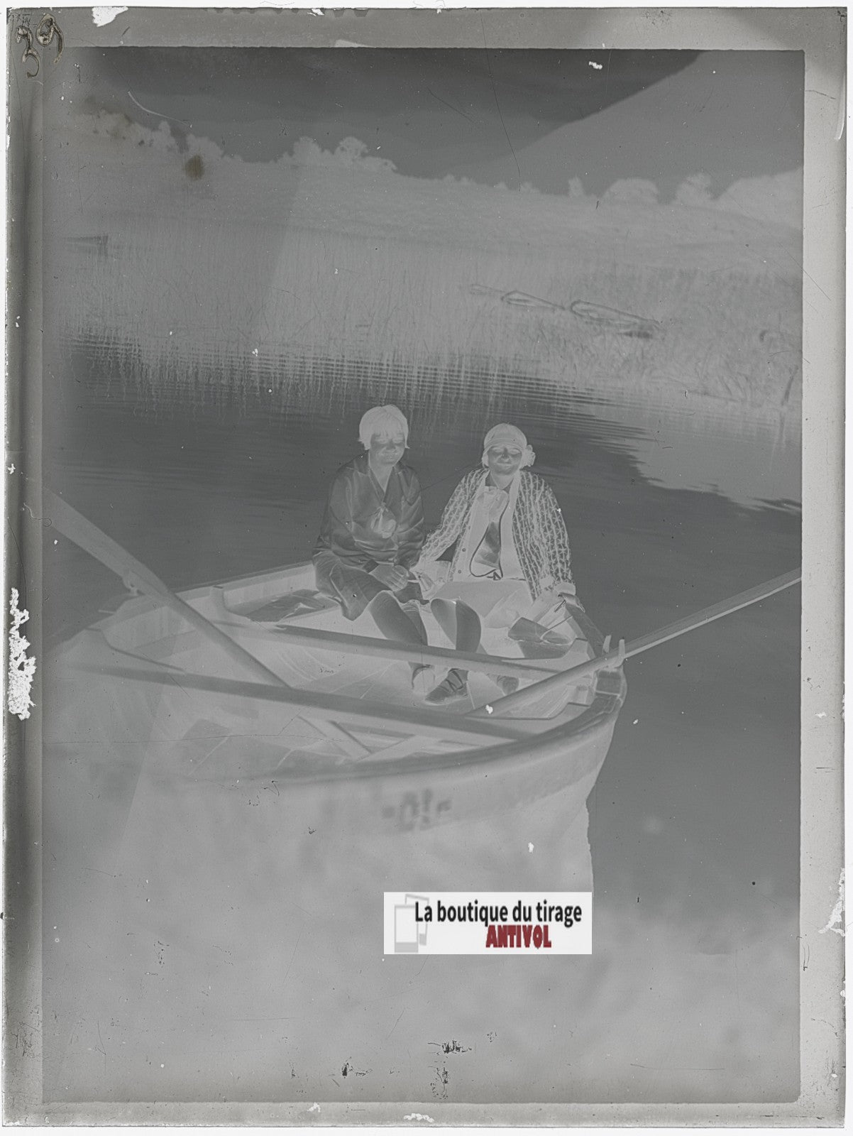 Jeunes femmes barque, photo ancienne plaque verre, négatif noir & blanc, 9x12 cm