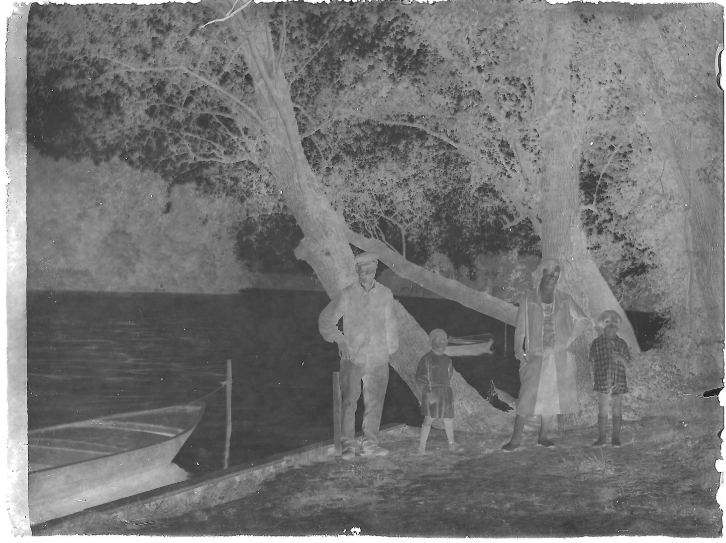 Plaque verre photo ancienne négatif noir et blanc 9x12 cm famille eau rivière