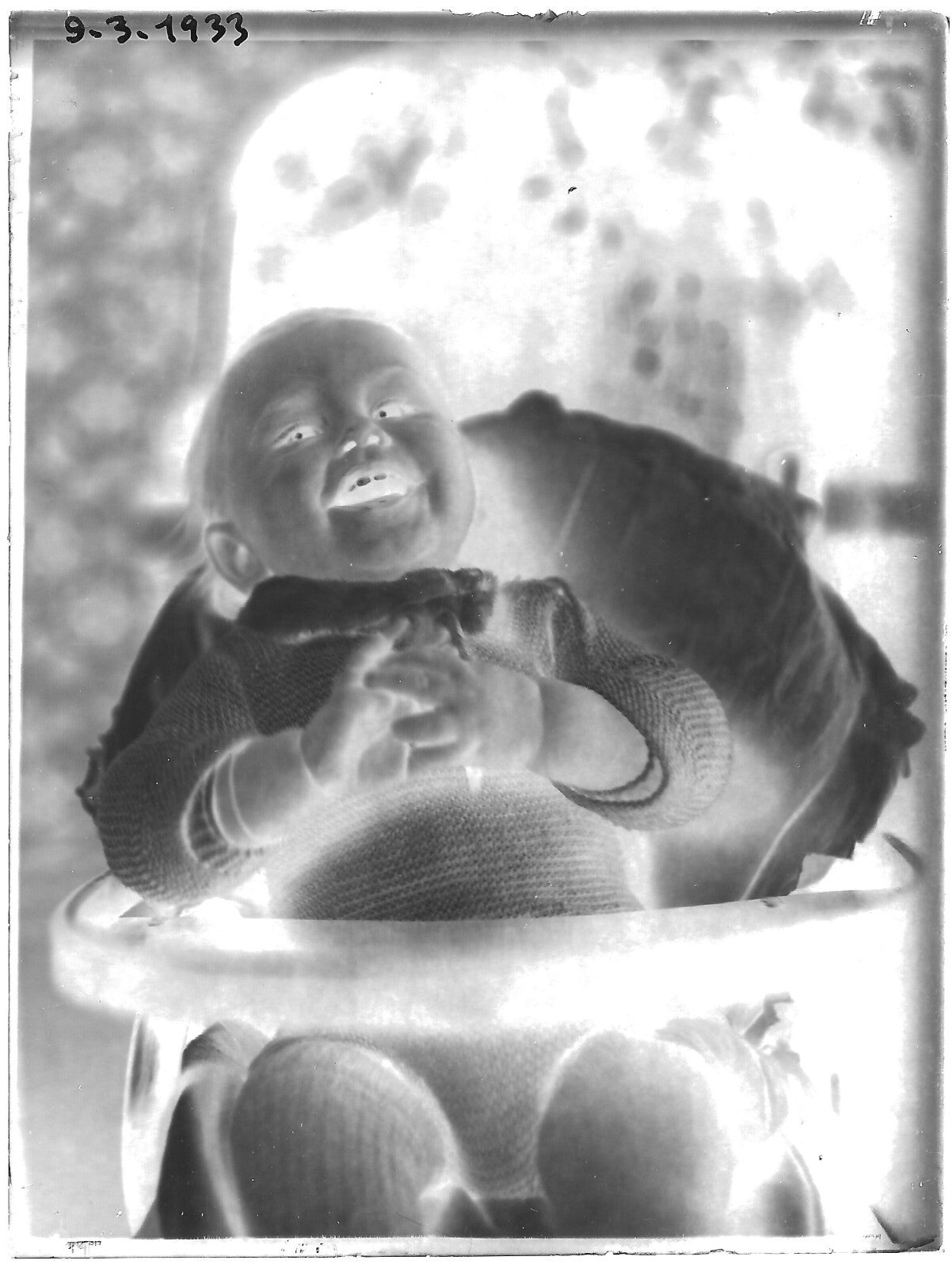 Plaque verre photo ancienne négatif noir et blanc 9x12 cm bébé rire enfant