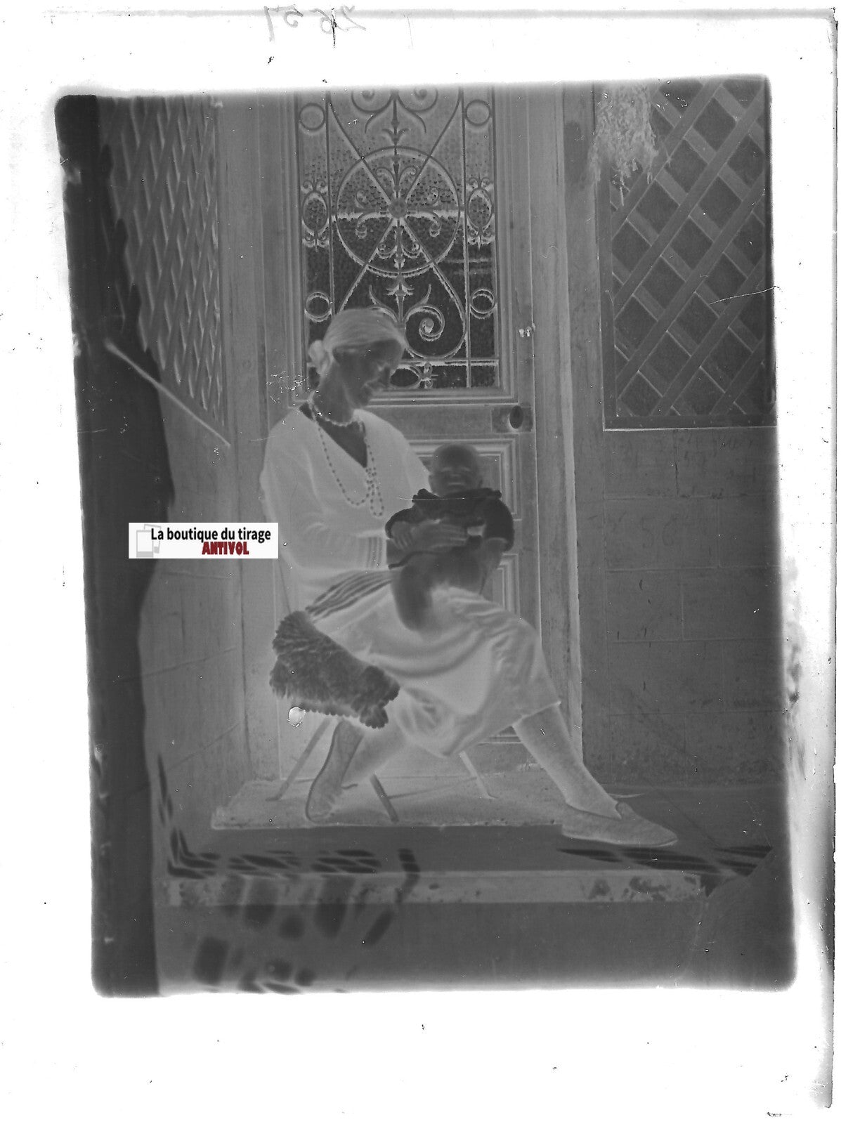 Bébé, dame, France, Plaque verre photo ancienne, négatif noir & blanc 9x12 cm