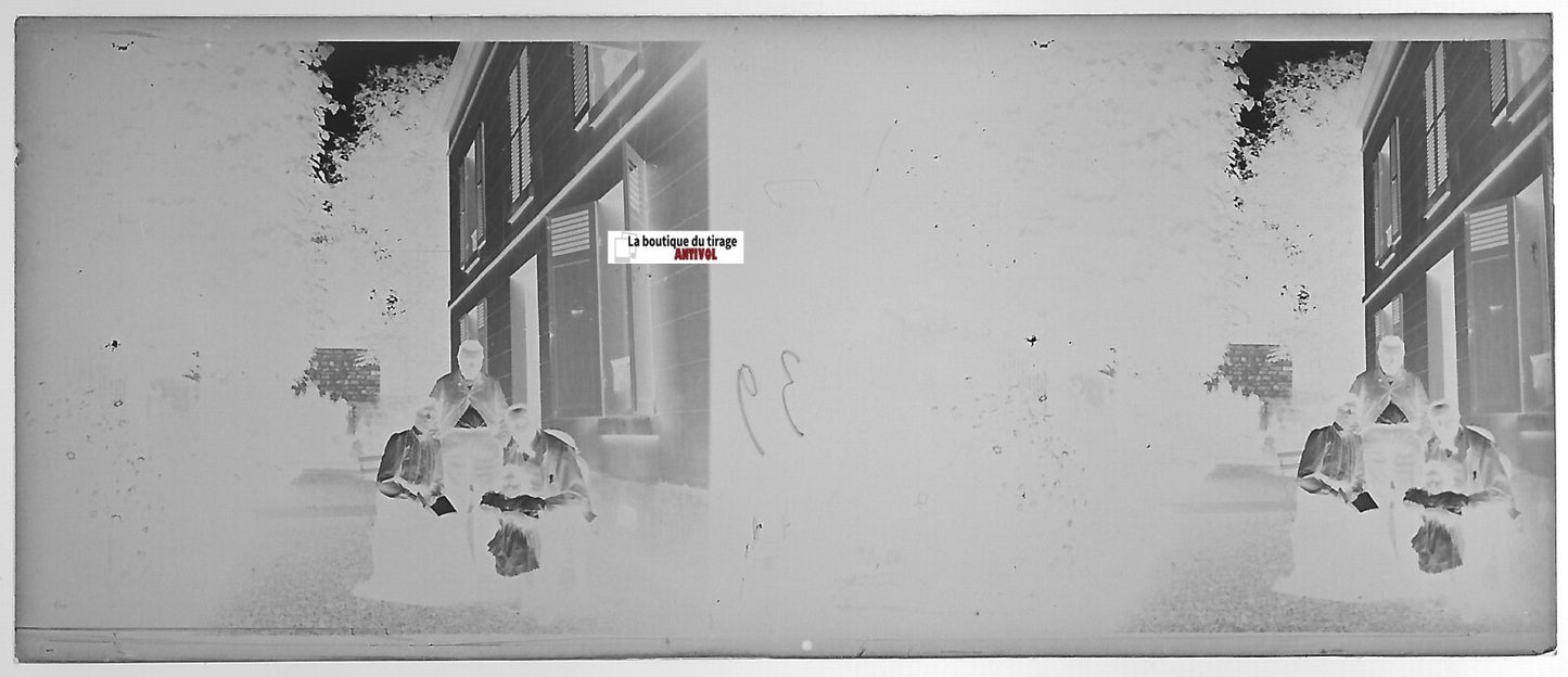 Personnes, maison, Plaque verre photo stéréo, négatif noir & blanc 4,5x10,7 cm