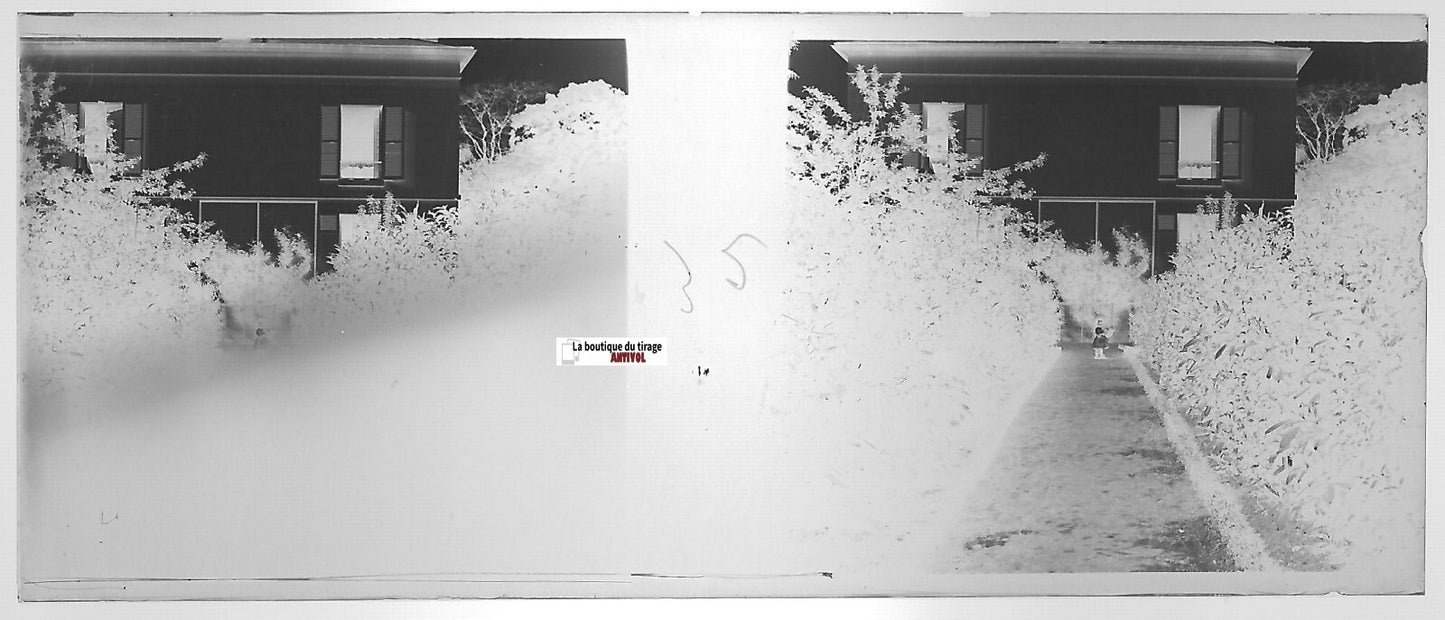 Fillette, maison, Plaque verre photo stéréo, négatif noir & blanc 4,5x10,7 cm