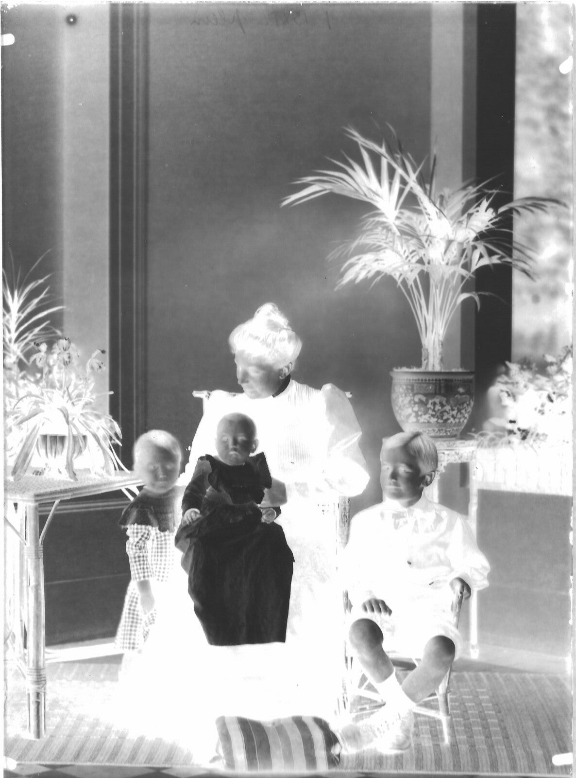 Plaque verre photo ancienne négatif 13x18 cm maman avec enfants, personnage