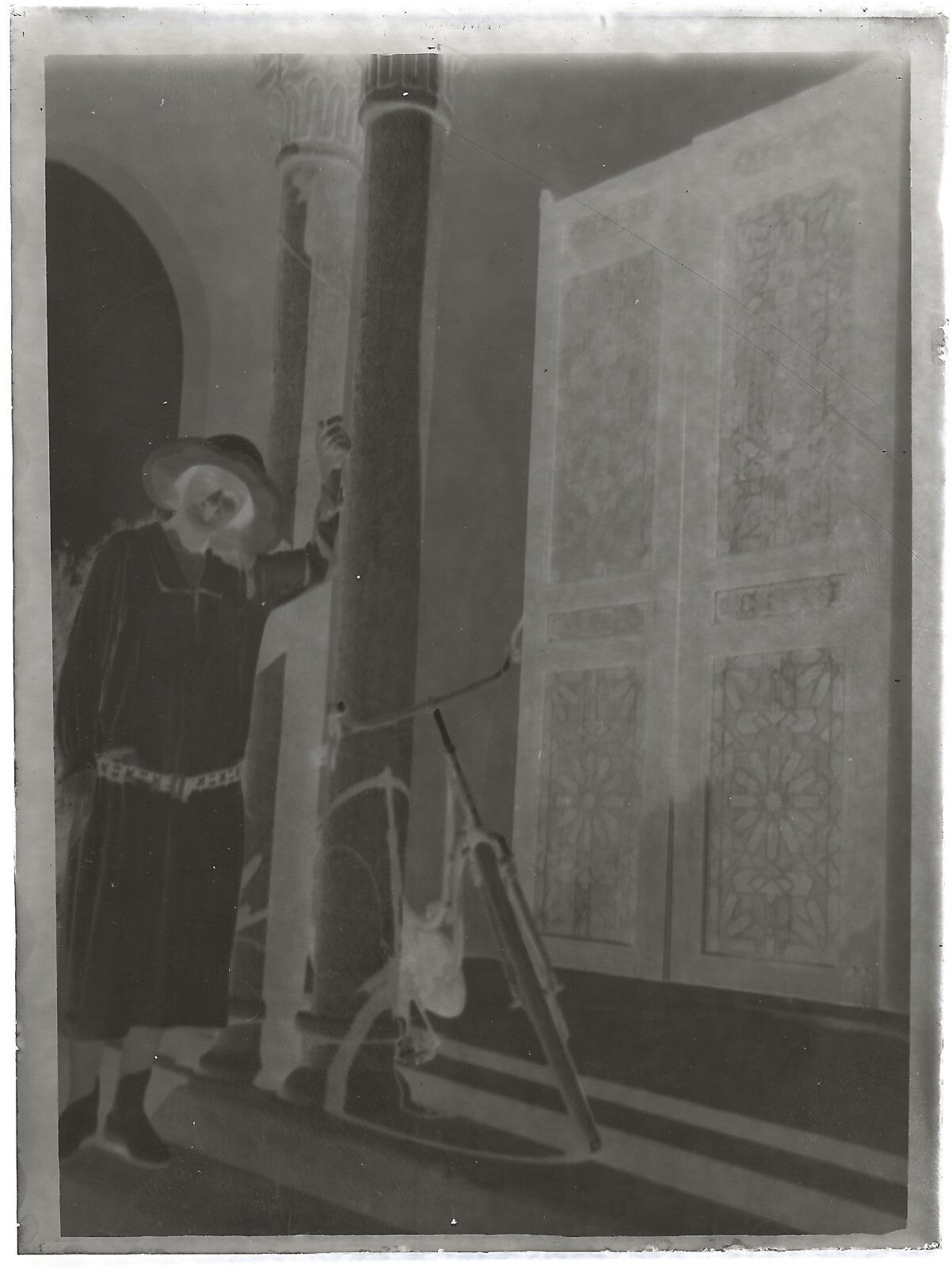 Plaque verre photo ancienne noir et blanc négatif 9x12 cm femme vélo maison