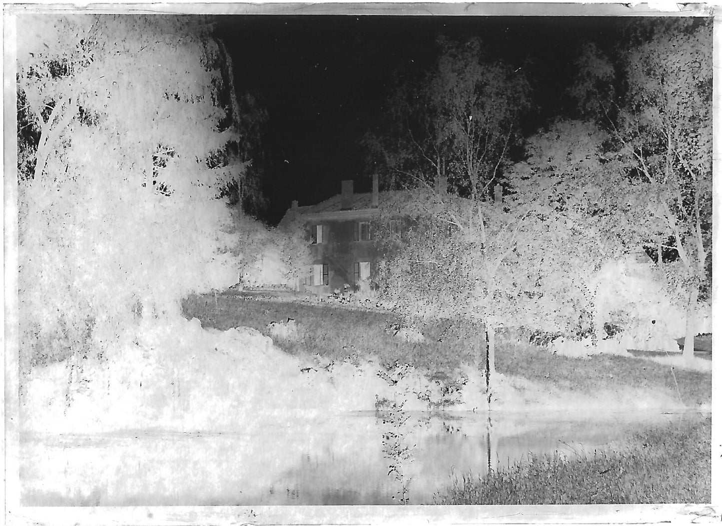 Plaque verre photo ancienne négatif noir et blanc 6x9 cm maison rivière France