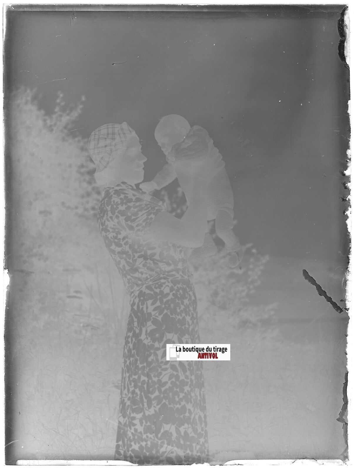 Mère, enfant, sourire, Plaque verre photo ancienne, négatif noir & blanc 9x12 cm