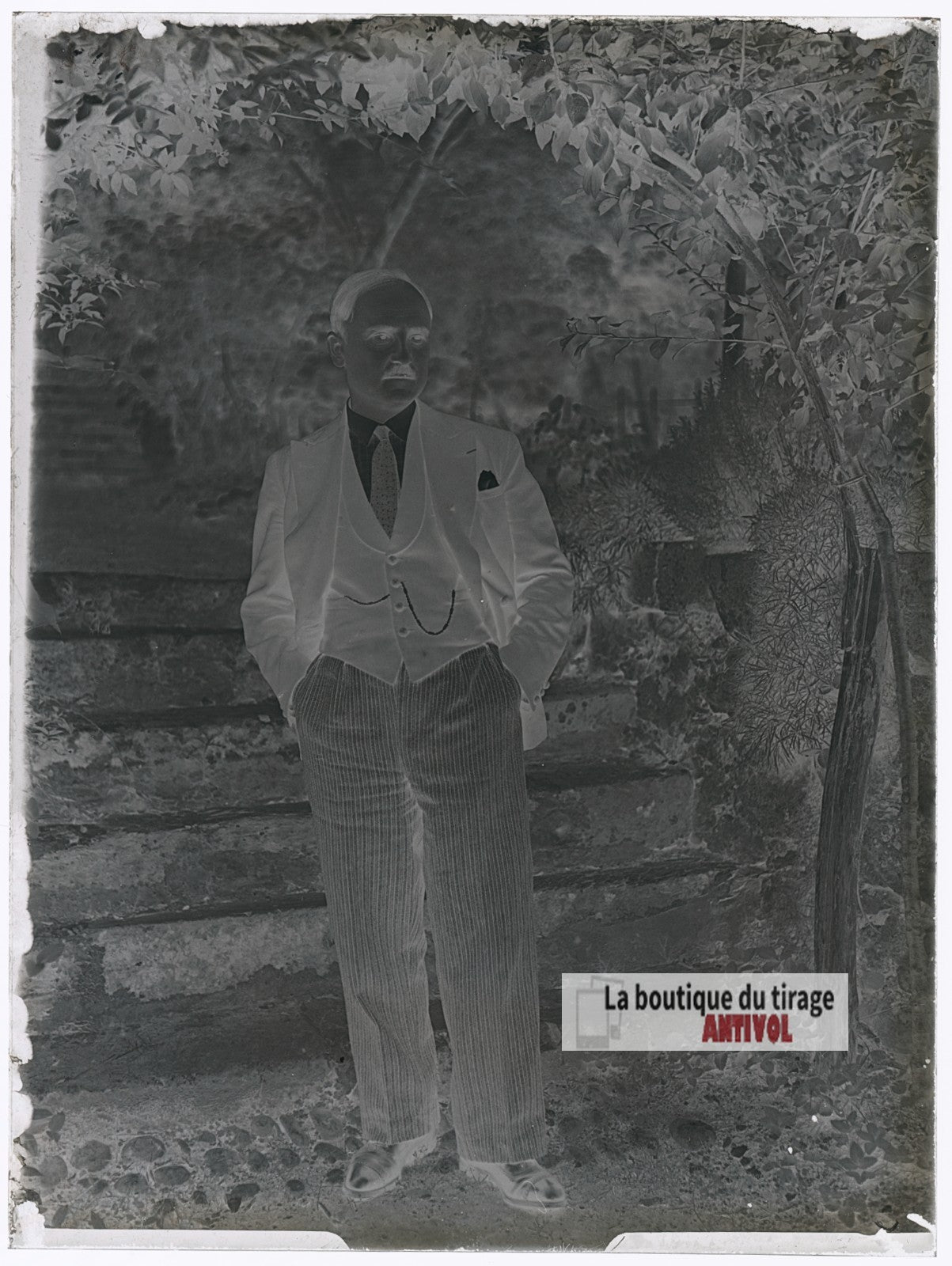 Homme en costume dans un jardin, plaque verre photo ancienne, négatif 9x12 cm