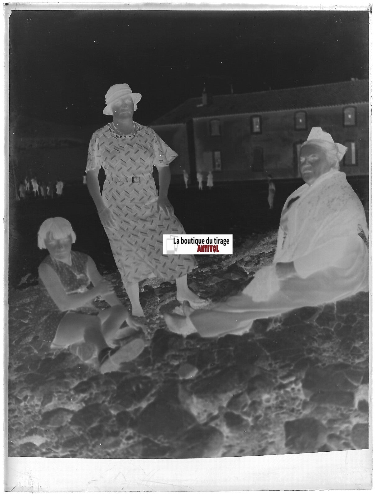 Femmes robe, village, Plaque verre, photo ancienne, négatif noir & blanc 9x12 cm