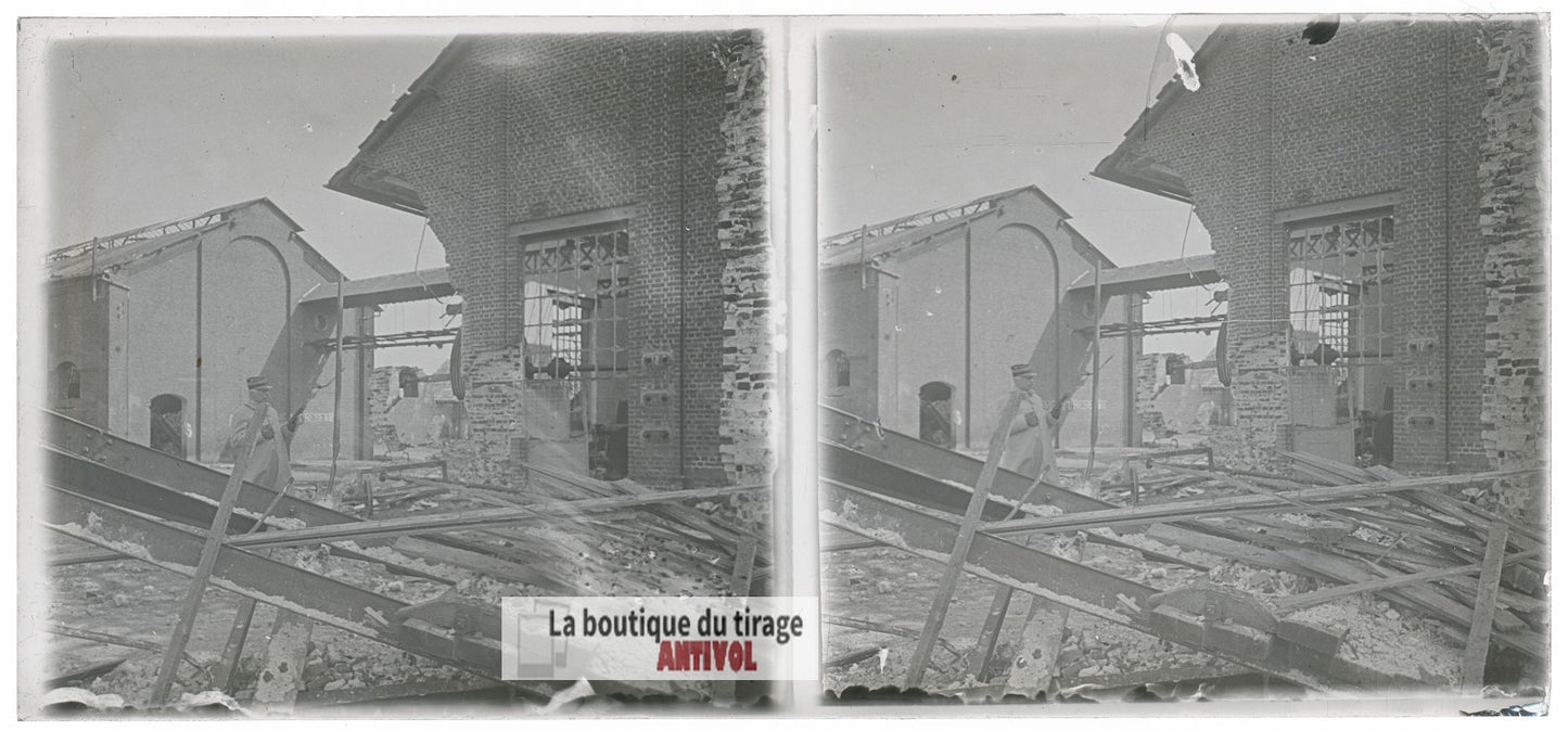Usine bombardée, officier WW1, plaque verre photo ancienne stéréo 6x13 cm