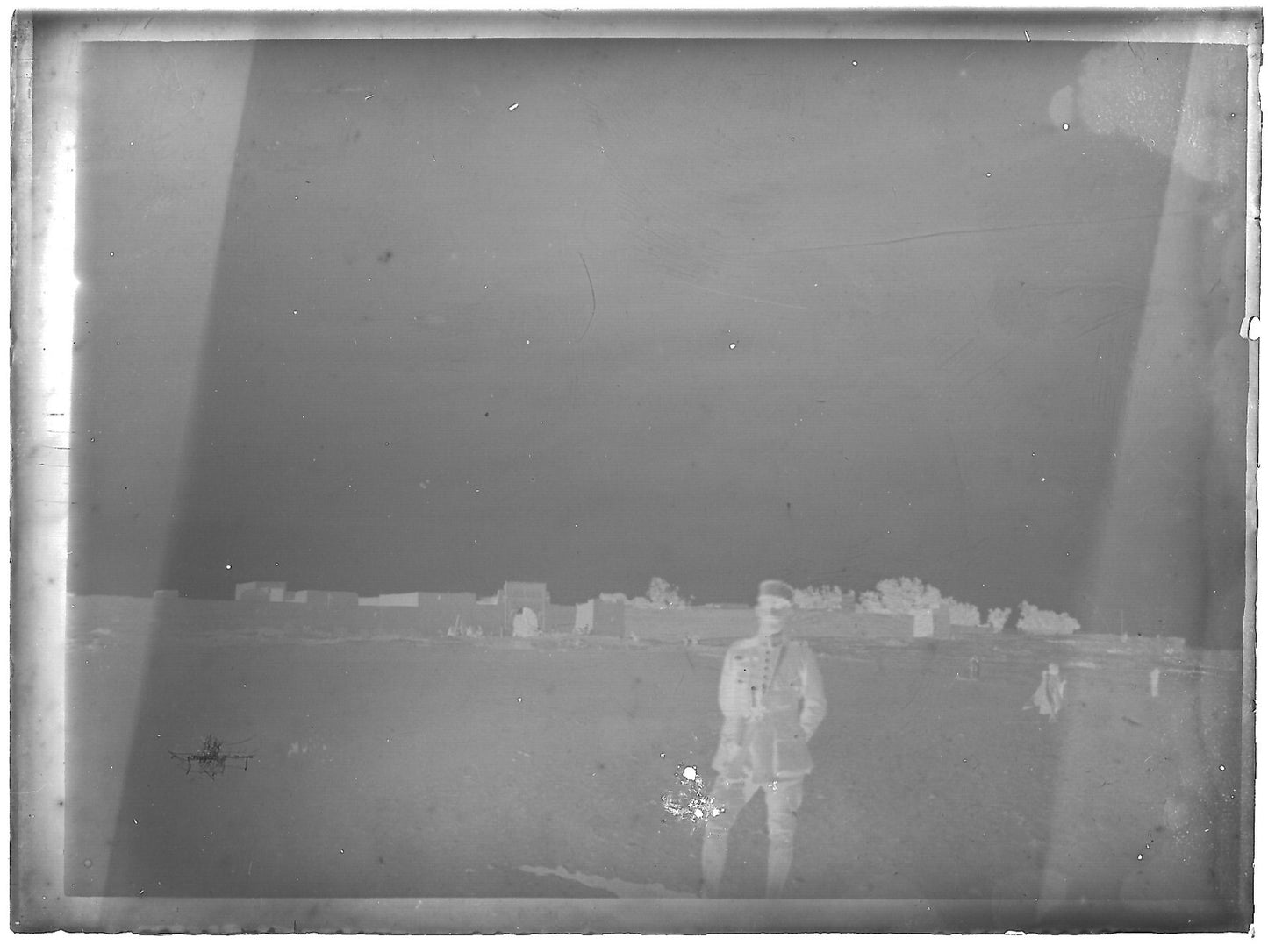 Plaque verre photo ancienne noir et blanc négatif 9x12 cm soldat désert glass
