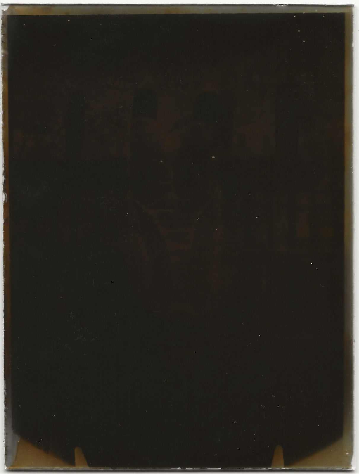 Garçon sur un banc, plaque verre photo ancienne, négatif noir & blanc 9x12 cm