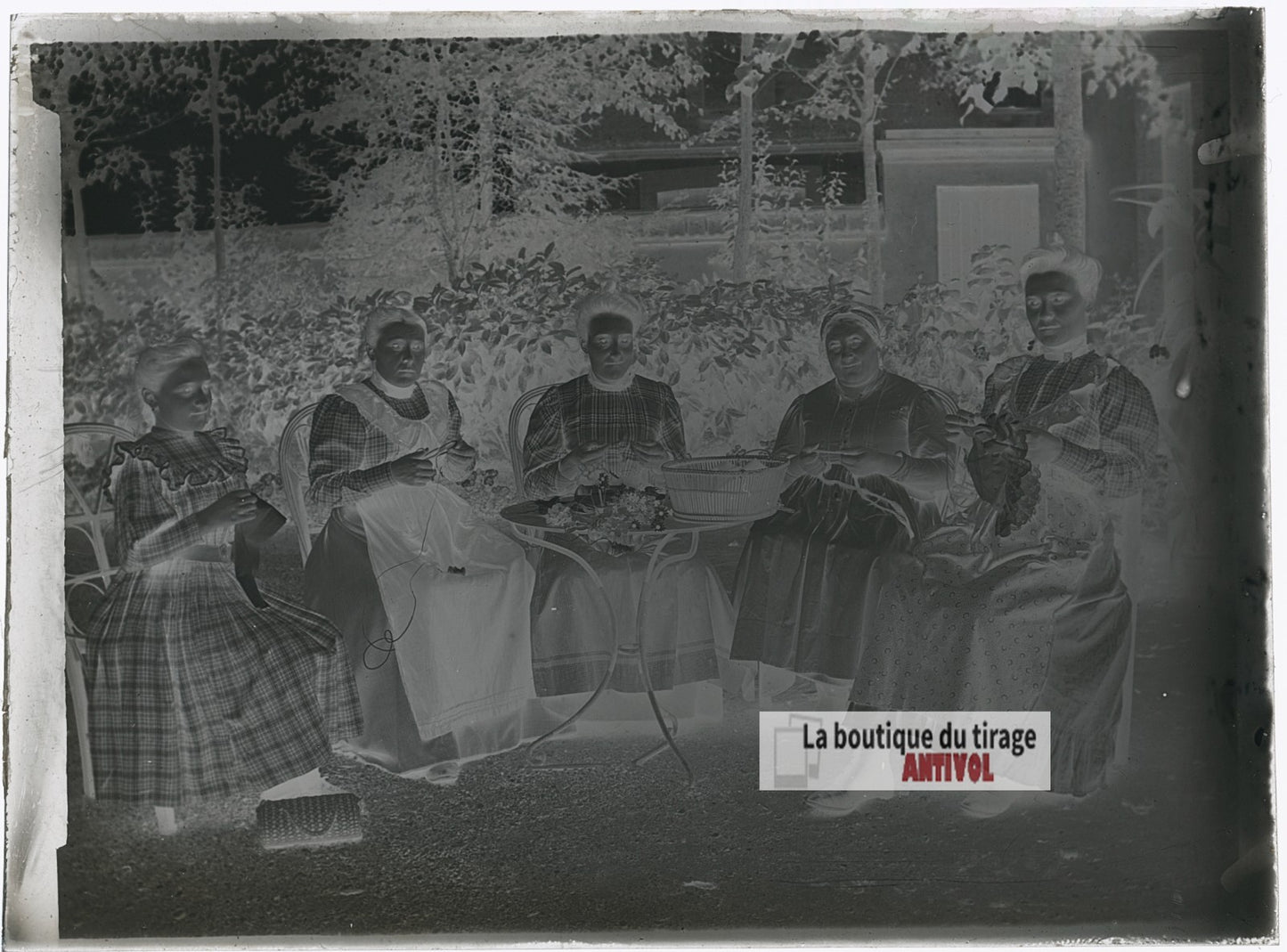 Femmes cousant et tricotant, plaque verre photo ancienne, négatif 9x12 cm