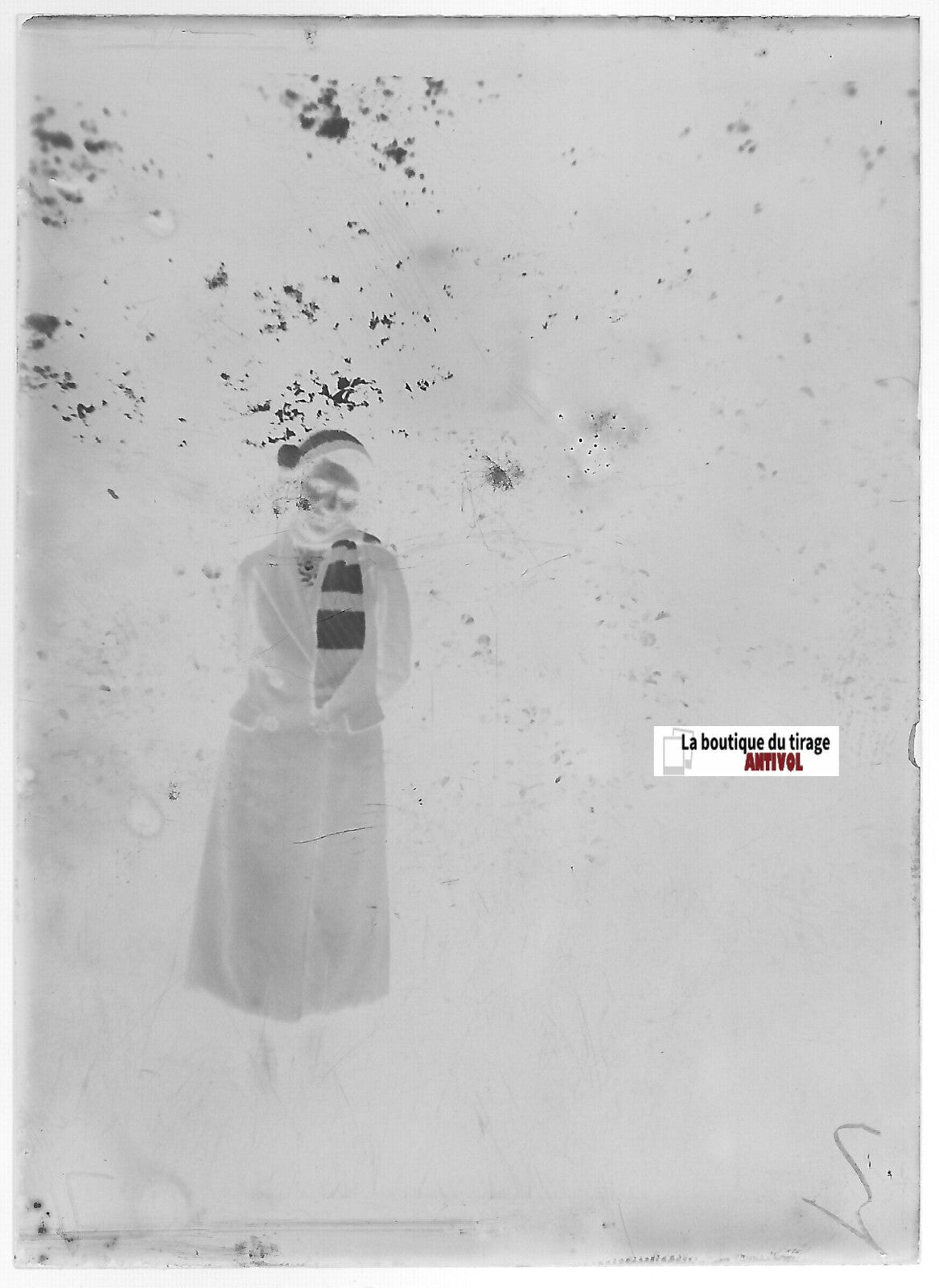 Femme, forêt, France, Plaque verre photo, négatif ancien noir & blanc 6x9 cm