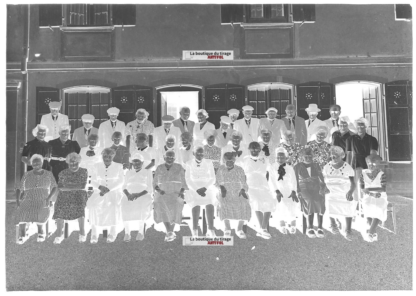 Plaque verre photo ancienne négatif noir et blanc 13x18 cm groupe village France