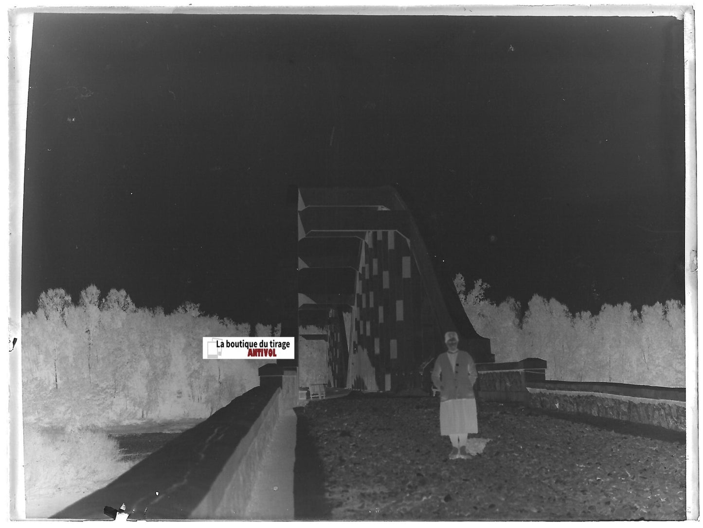 Pont, dame, France, Plaque verre photo ancienne, négatif noir & blanc 9x12 cm