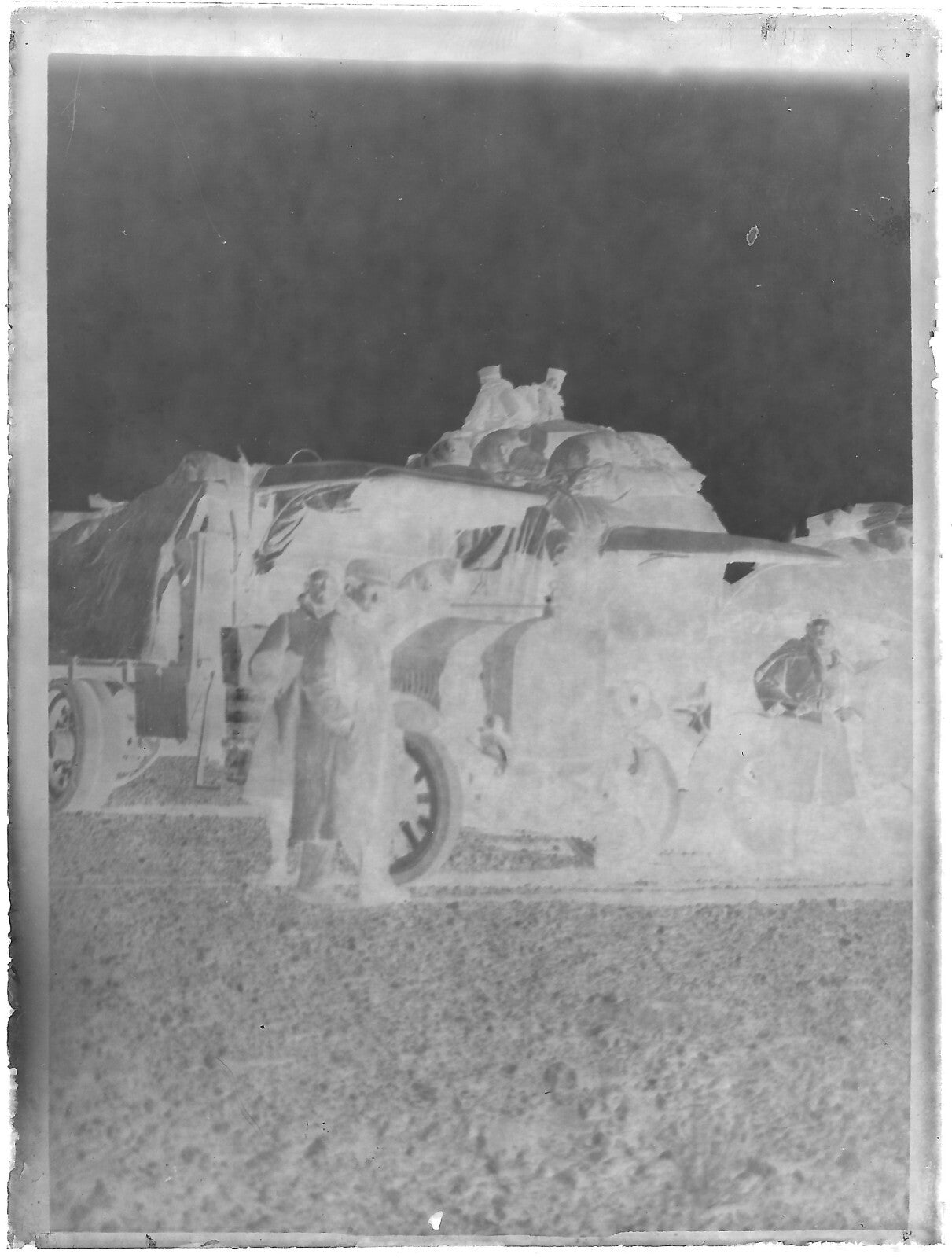 Plaque verre photo ancienne noir et blanc négatif 9x12 cm soldats camion vintage