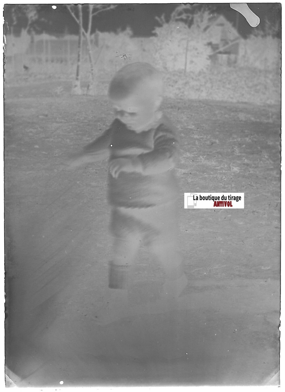 Jeu, bébé, jardin, Plaque verre photo ancienne, négatif noir & blanc 6x9 cm