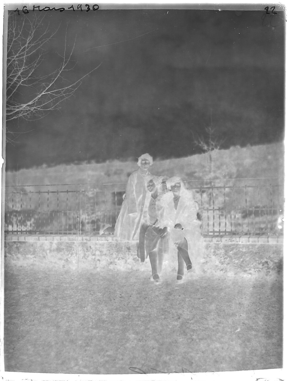 Plaque verre photo ancienne négatif noir et blanc 9x12 cm femmes groupe France