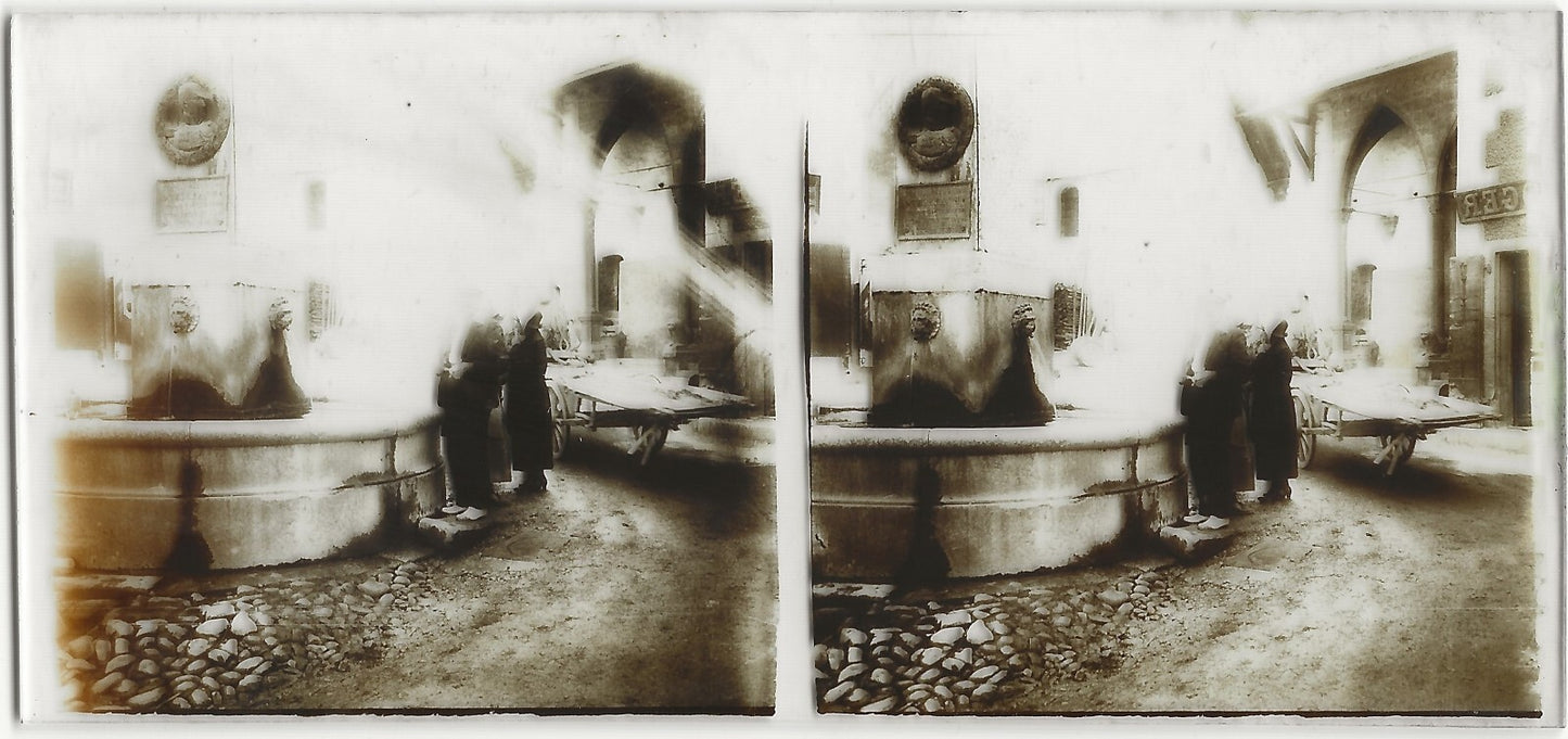 Fontaine, village, Plaque verre photo stéréo, positif noir & blanc 6x13 cm