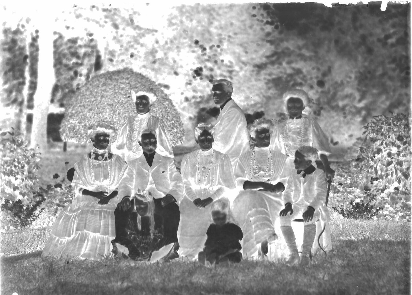 Plaque verre photo ancienne négatif 13x18 cm famille groupe, personnage enfant