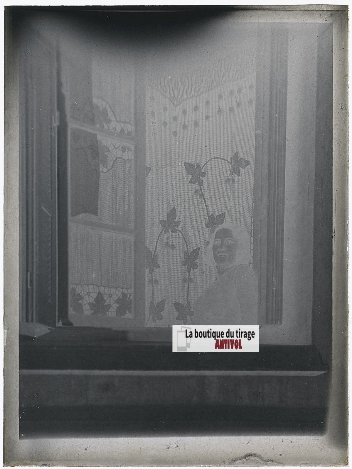 Femme, fenêtre, photo ancienne plaque verre, négatif noir & blanc, 9x12 cm