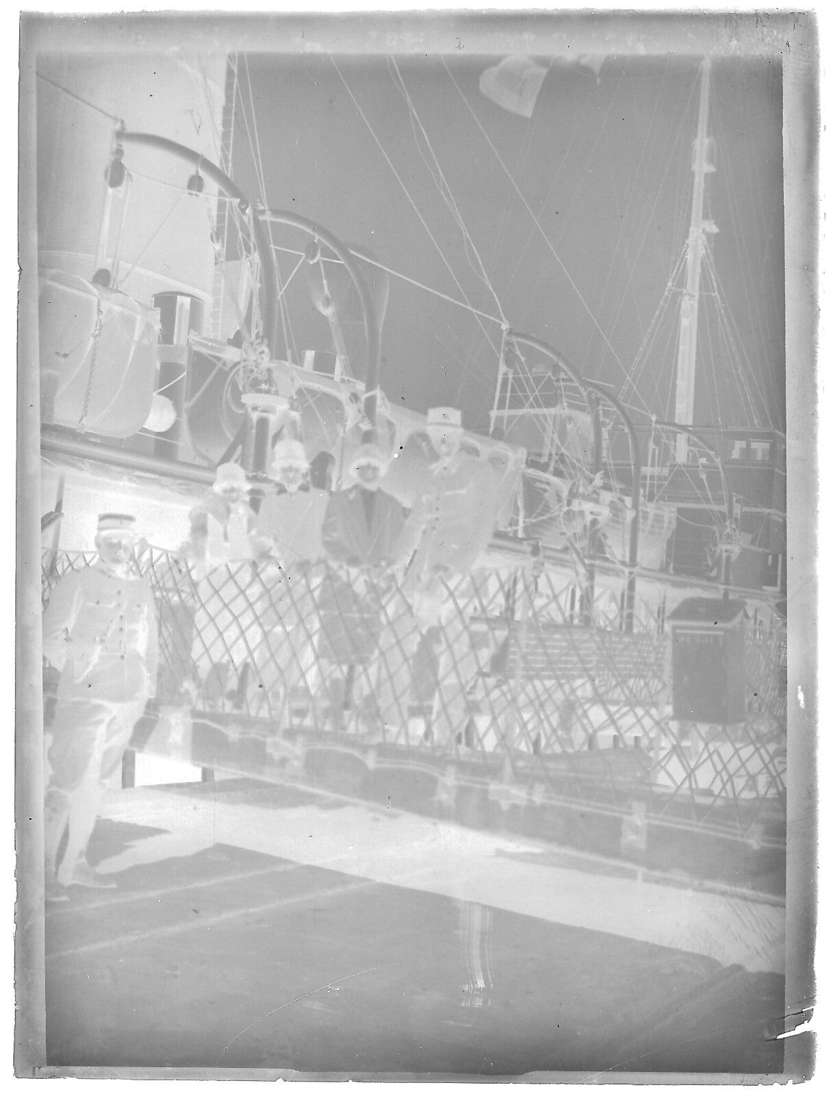 Plaque verre photo ancienne noir et blanc négatif 9x12 cm soldat bateau vintage