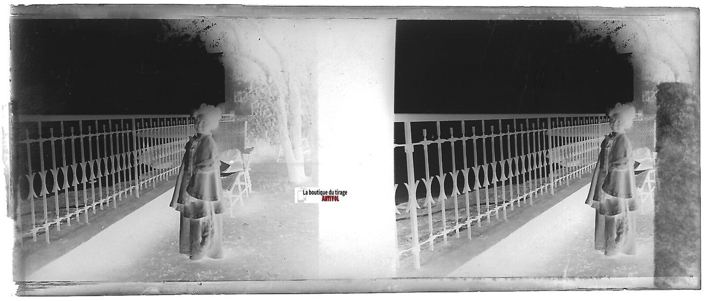 Fillette, paysage, Plaque verre photo stéréo, négatif noir & blanc 4,5x10,7 cm