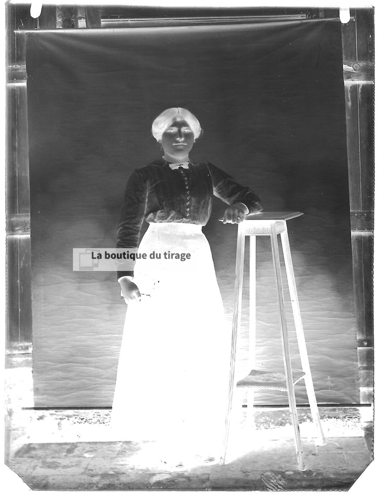 Plaque verre photo ancienne négatif noir et blanc 9x12 cm femme robe France