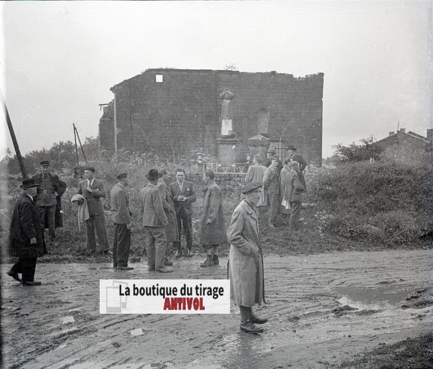 Ruines d’église, hommes, plaque verre, photo ancienne, négatif N&B 6x13 cm