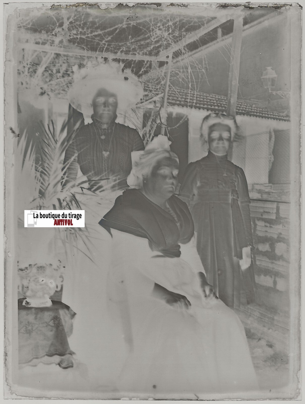 Personnages, filles, Plaque verre photo ancienne, négatif noir & blanc 9x12 cm