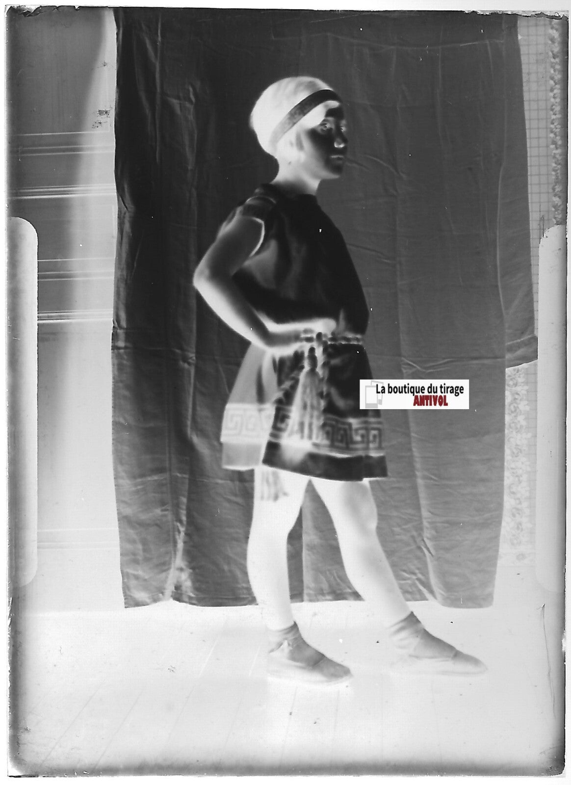 Fille, déguisement, Plaque verre photo ancienne, négatif noir & blanc 6x9 cm