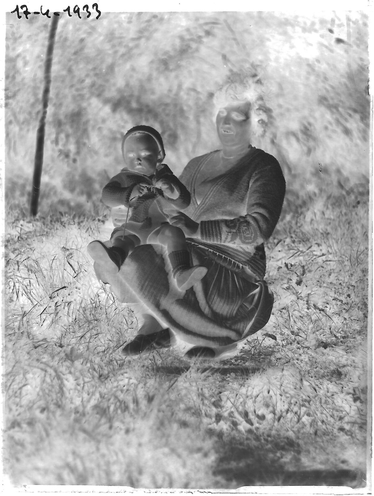 Plaque verre photo ancienne négatif noir et blanc 9x12 cm femme enfant France