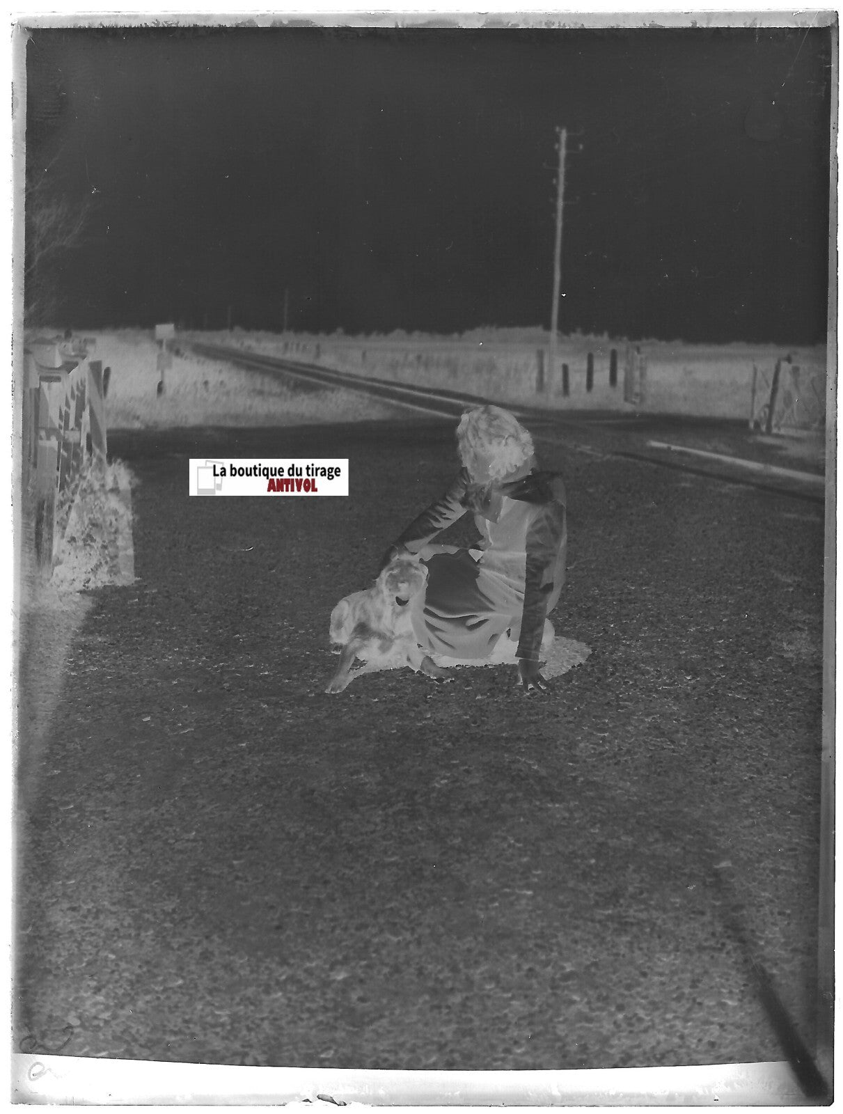 Femme, voie ferrée, chien, Plaque verre photo, négatif noir & blanc 9x12 cm