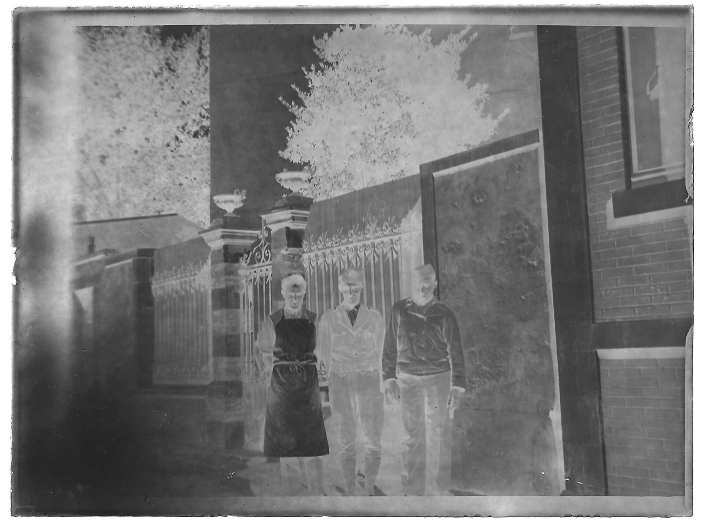 Plaque verre photo ancienne noir et blanc négatif 9x12 cm soldat rue village