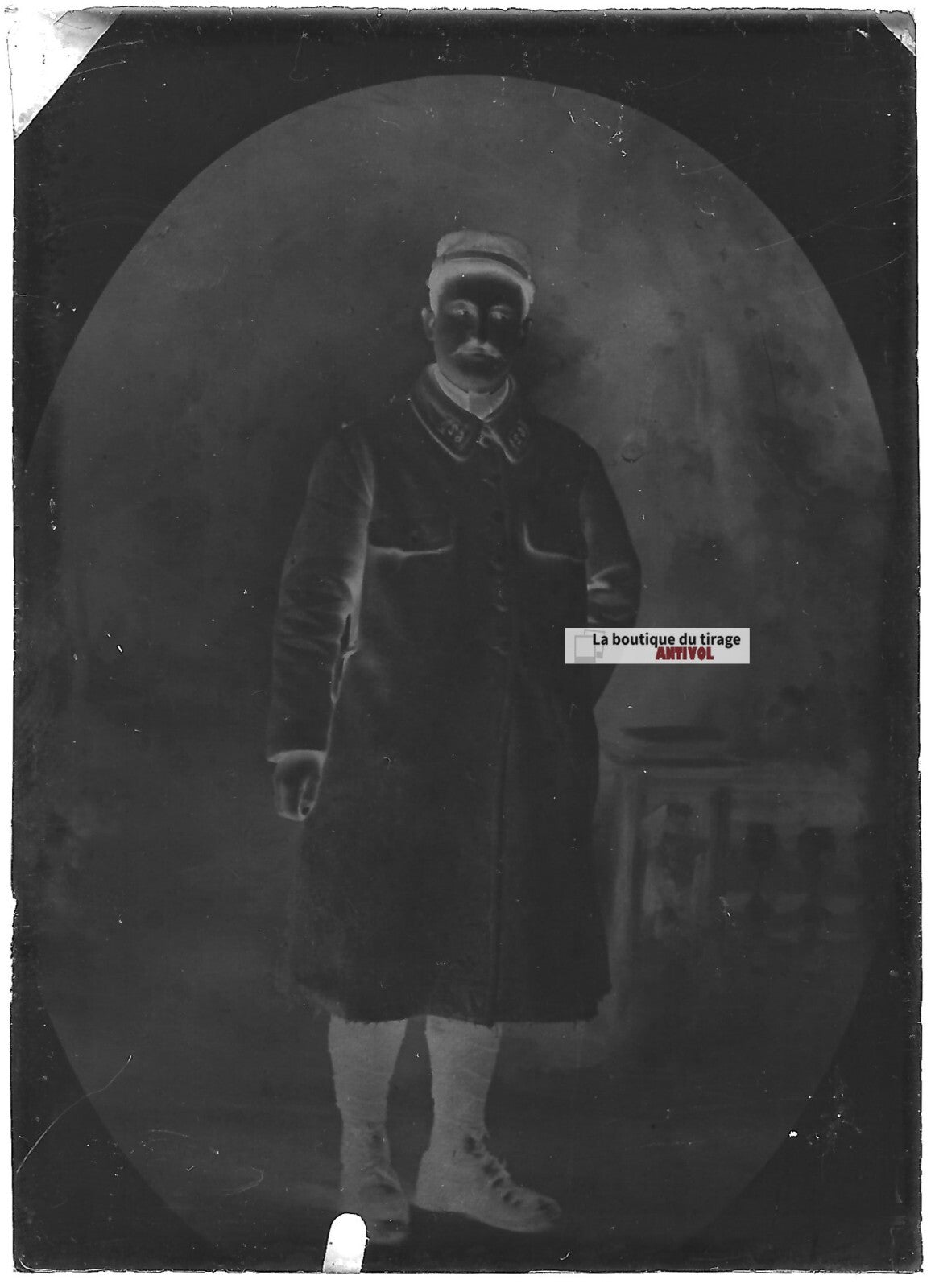 Plaque verre photo ancienne négatif noir et blanc 6x9 cm homme soldat militaire