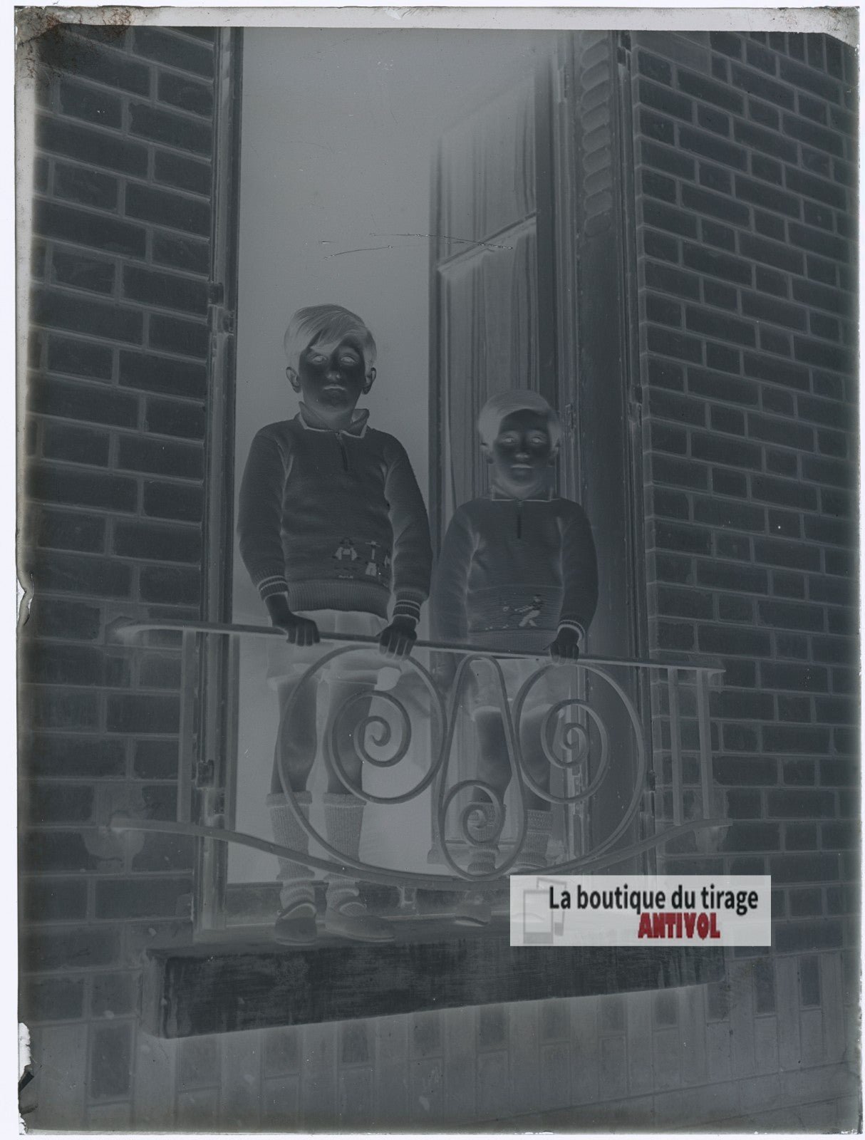 Deux jeunes frères à leur fenêtre, plaque verre photo ancienne, négatif 9x12 cm