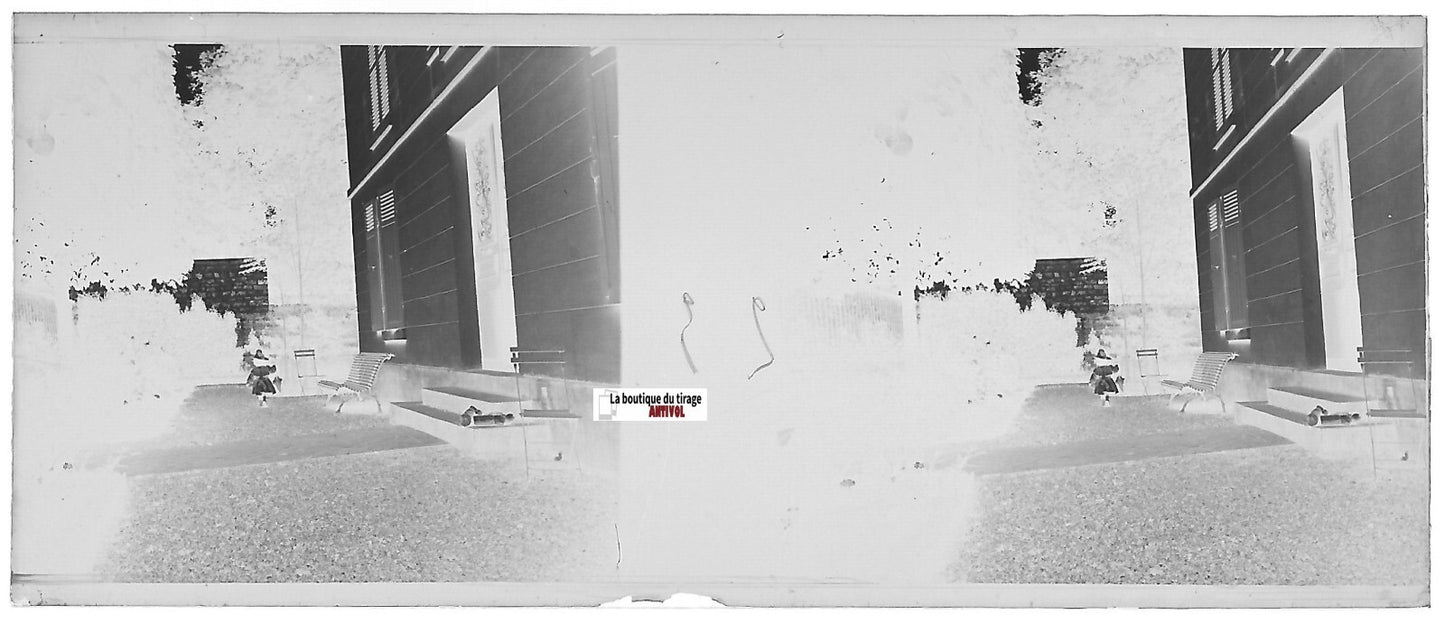 Fillette, maison, Plaque verre photo stéréo, négatif noir & blanc 4,5x10,7 cm