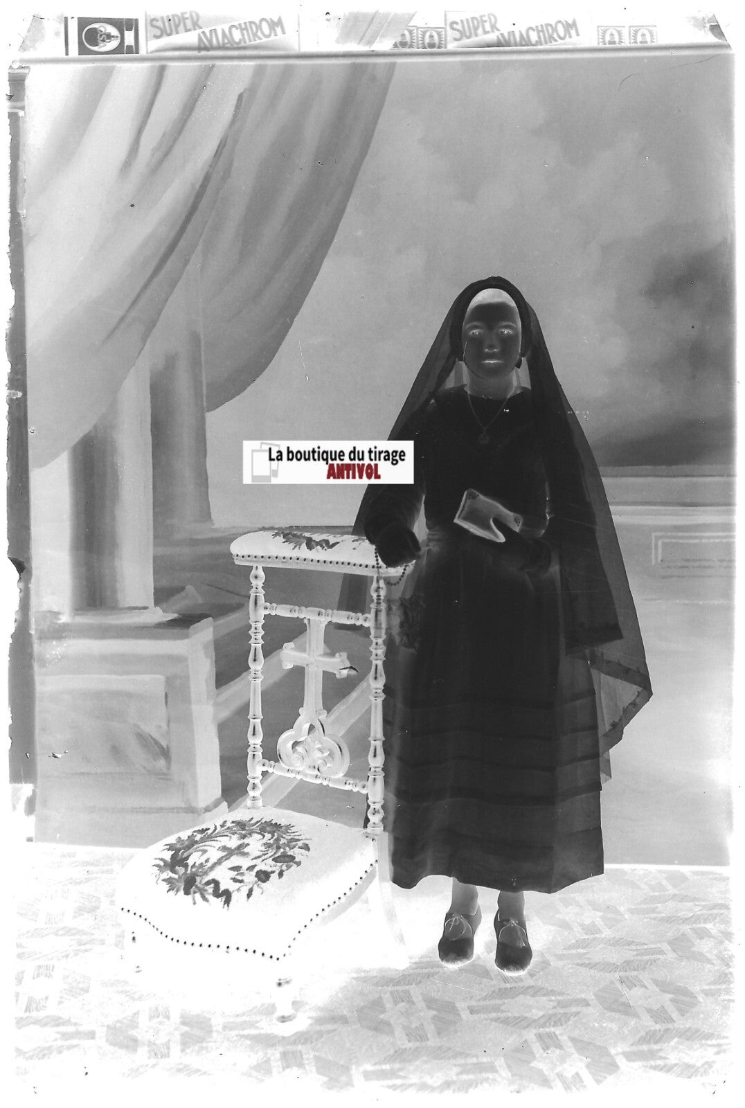 Communion, fille, Plaque verre photo ancienne, négatif noir & blanc 10x15 cm