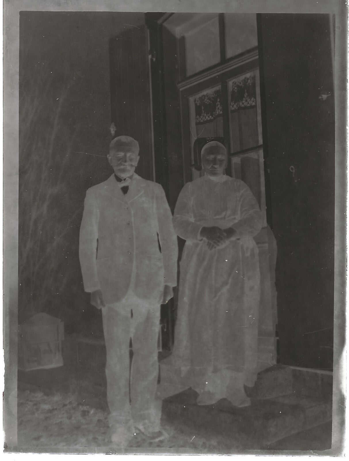 Plaque verre photo ancienne noir et blanc négatif 9x12 cm couple maison glass