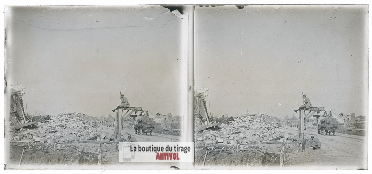 Village en ruines, soldat guerre WW1, plaque verre photo ancienne stéréo 6x13 cm