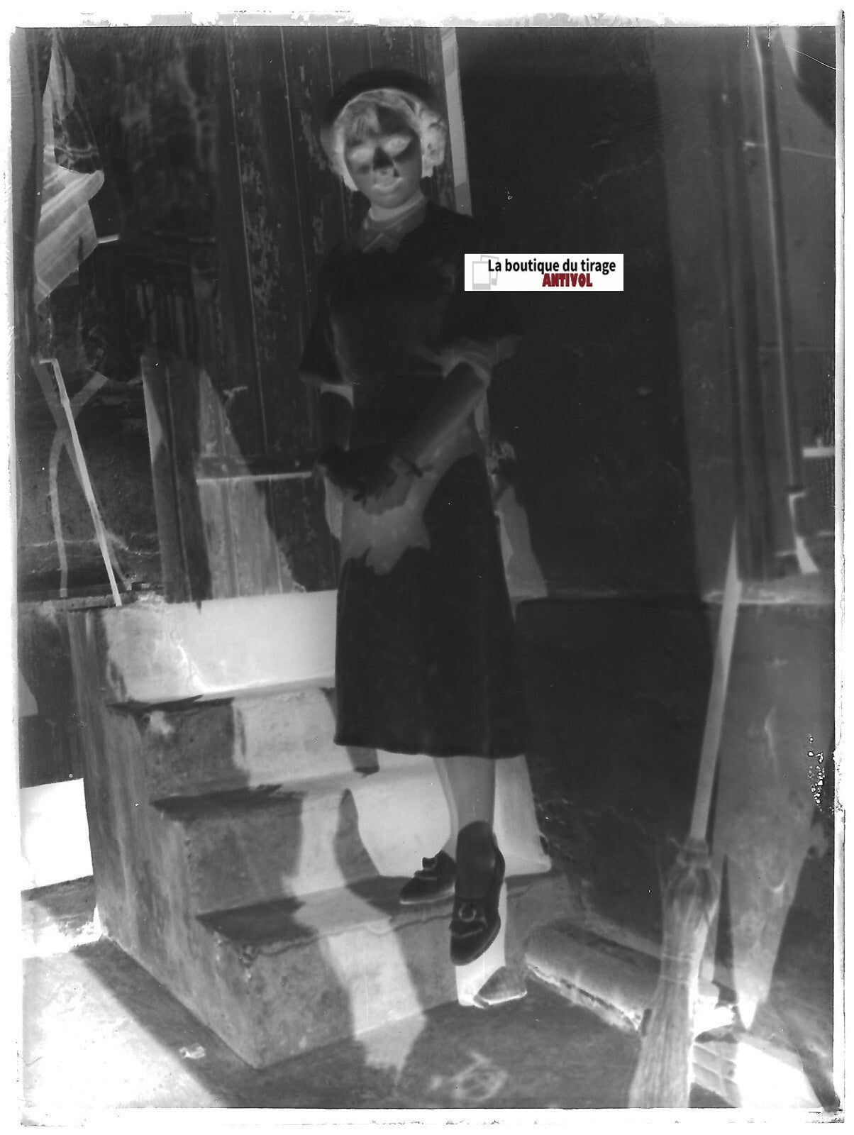 Femme en robe, France, Plaque verre photo ancienne, négatif noir & blanc 9x12 cm