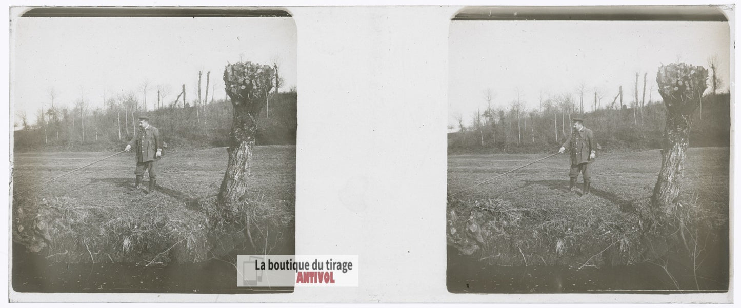 Pêcheur au bord de l'eau, plaque verre stéréo, photo ancienne 4,5x10,7 cm