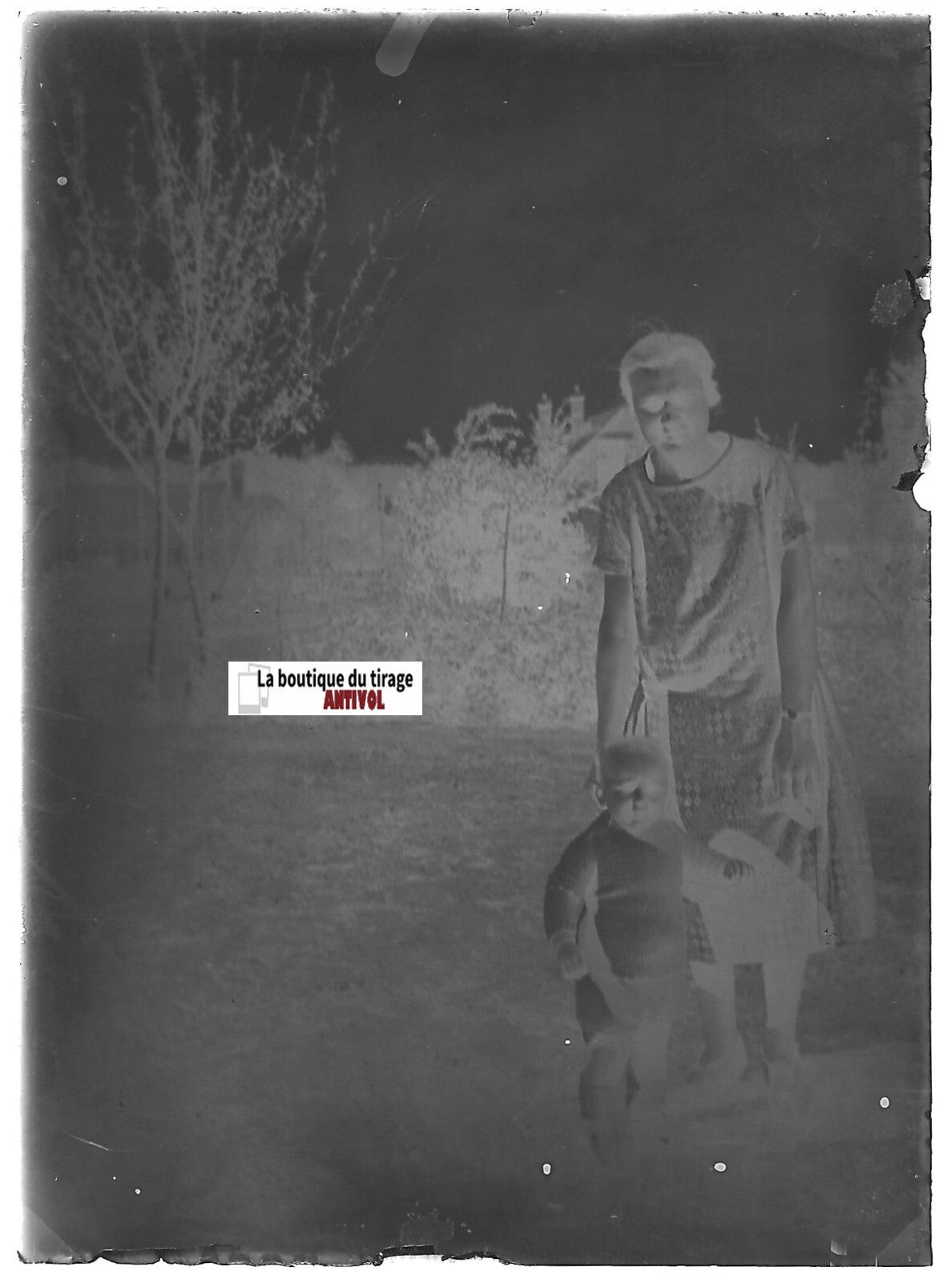 Jeu, bébé, femme, Plaque verre photo ancienne, négatif noir & blanc 6x9 cm