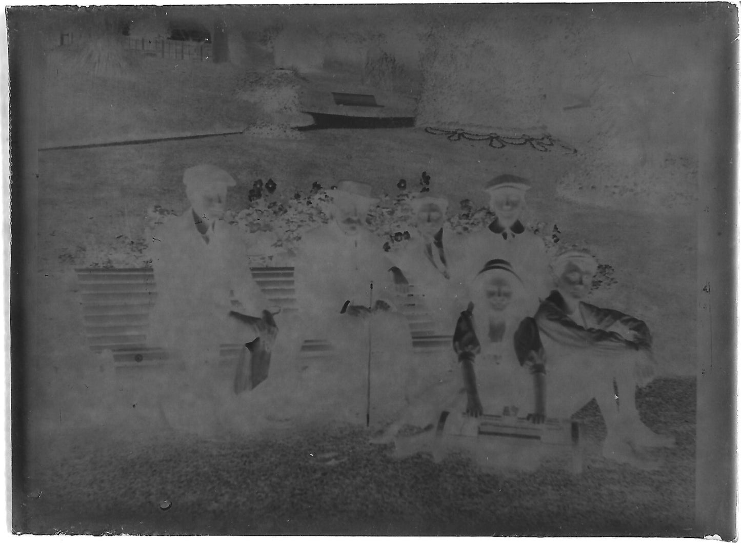 Plaque verre photo négatif noir et blanc 6x9 cm famille banc jardin glass plate