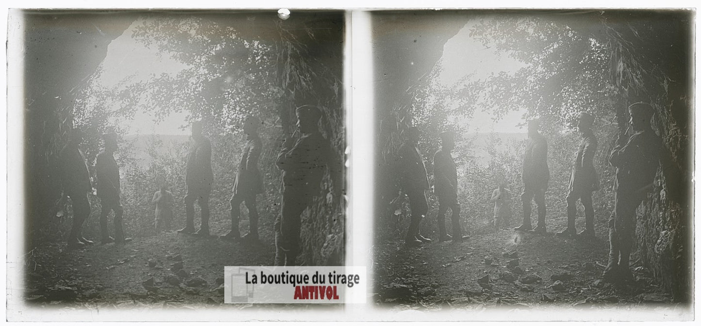Militaires français, grotte, WW1, plaque verre photo ancienne stéréo 6x13 cm